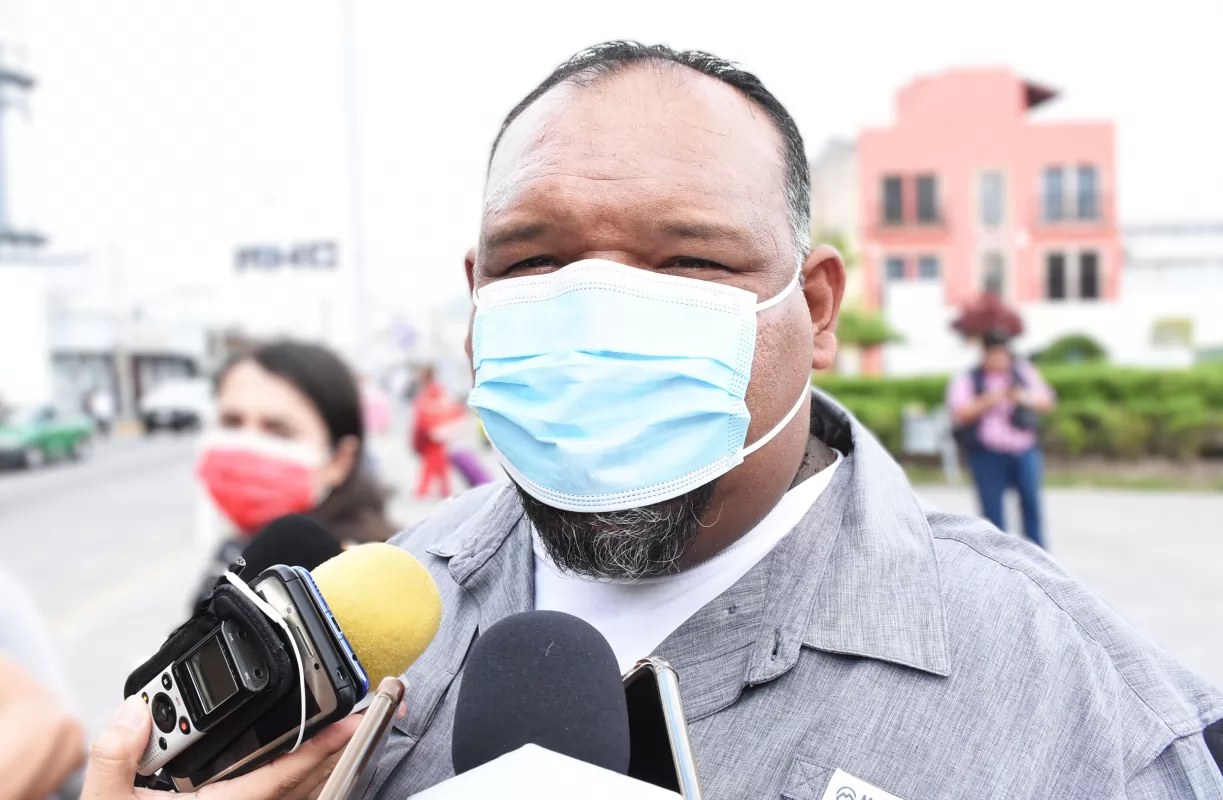 Apoya CMIC con maquinaria para liberar caminos en la zona norte