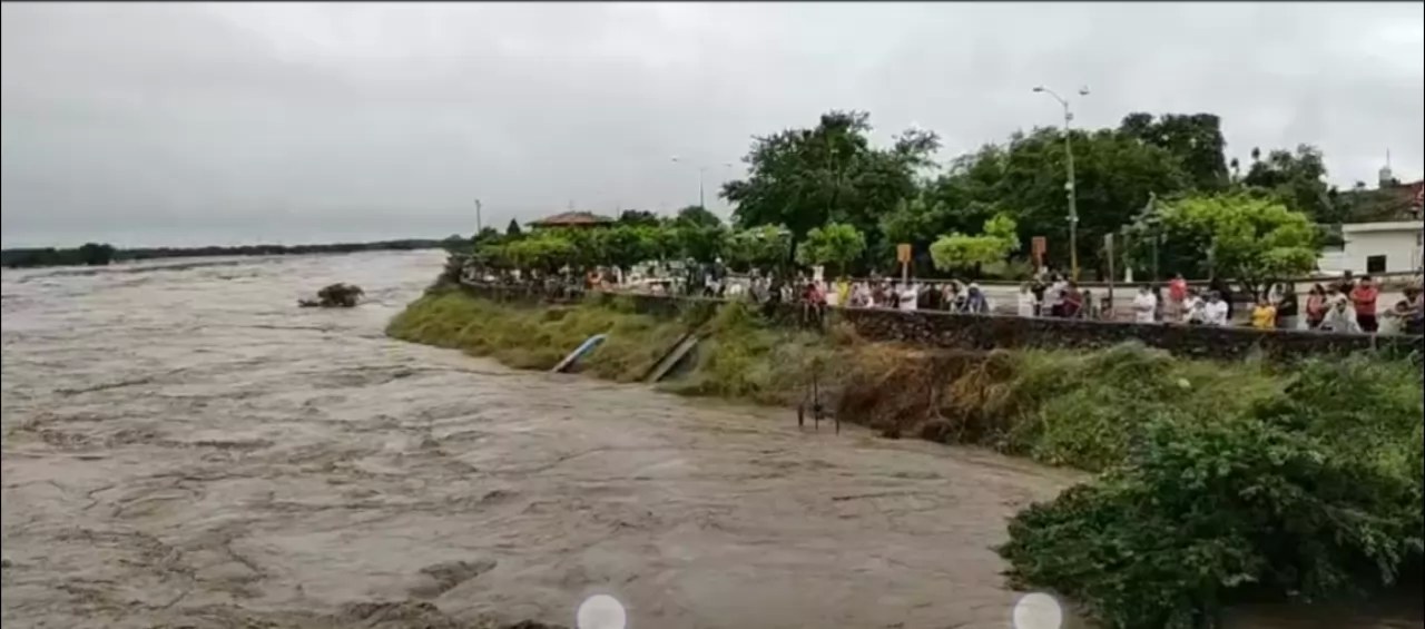 Arrastró a dos jóvenes  el río Acaponeta