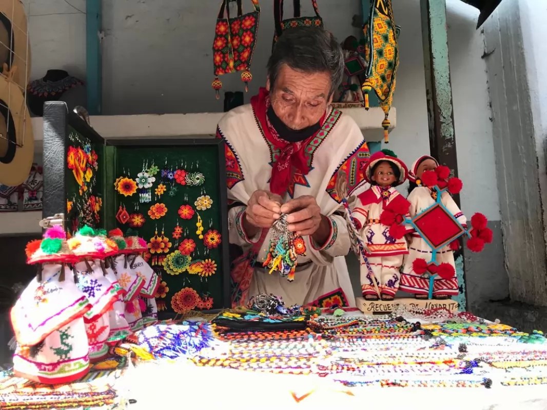Buscarán exportar la artesanía wixárika a los mercados europeos