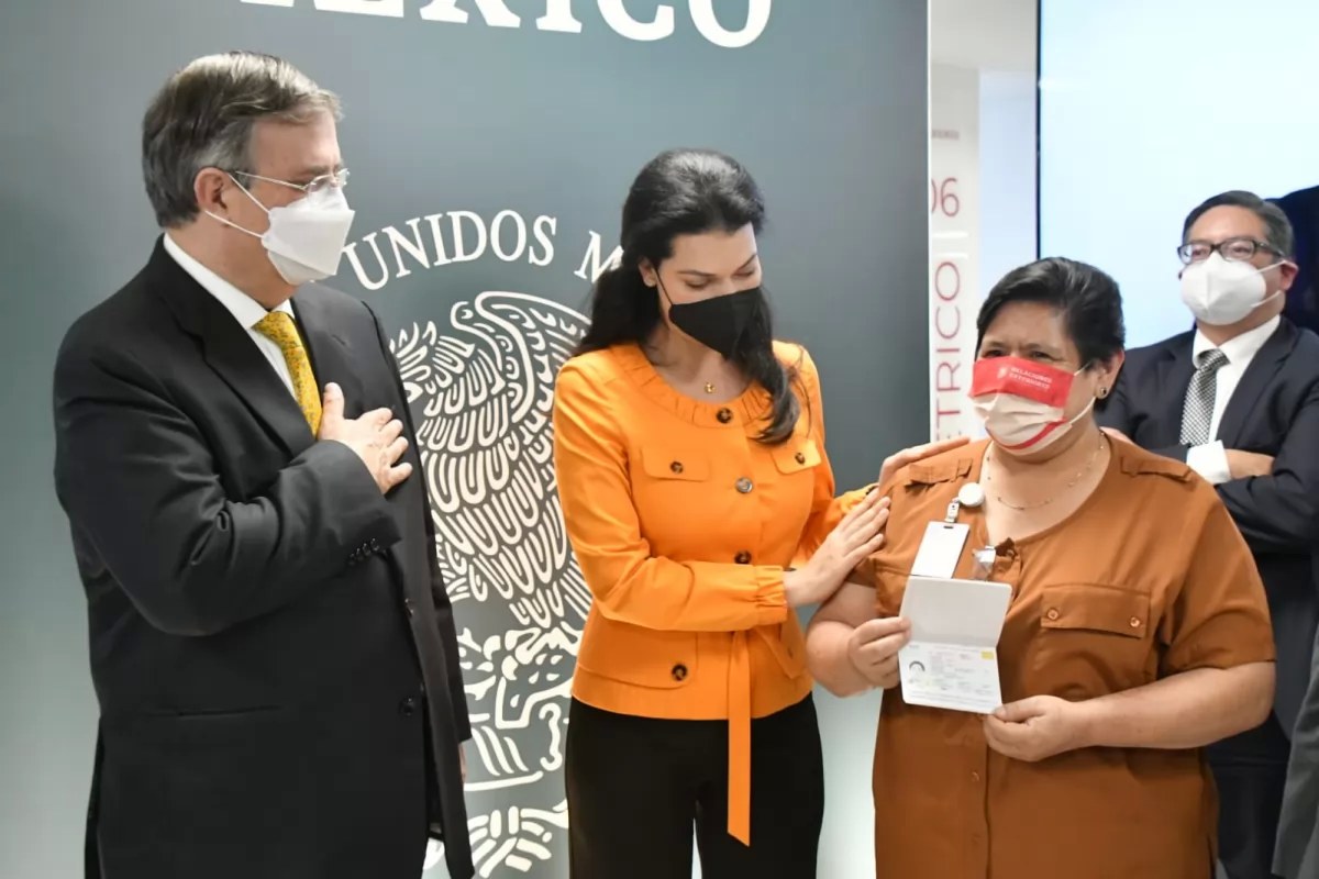 Entrega México el primer pasaporte electrónico