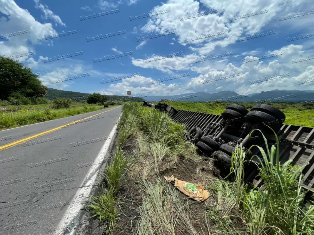 Vuelca tráiler en la carretera Tepic- Guadalajara