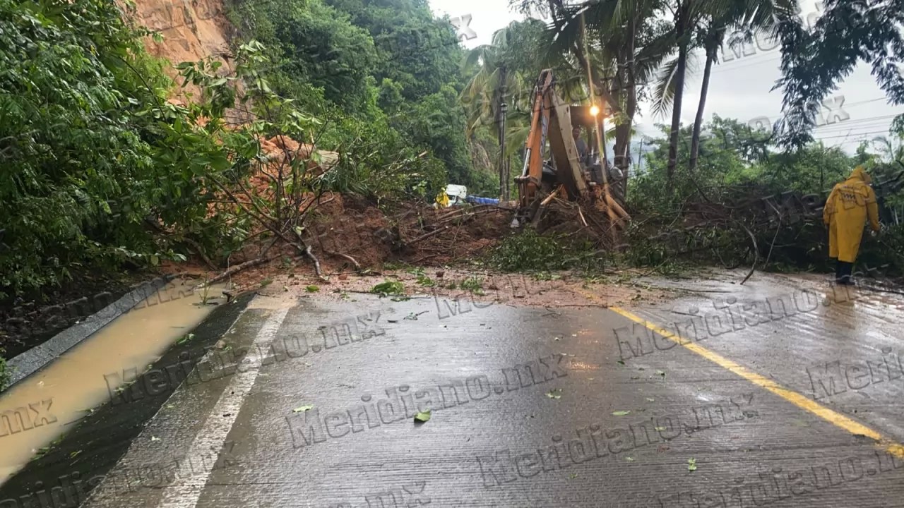 ¡derrumbes provocaron caos sobre la federal 200!