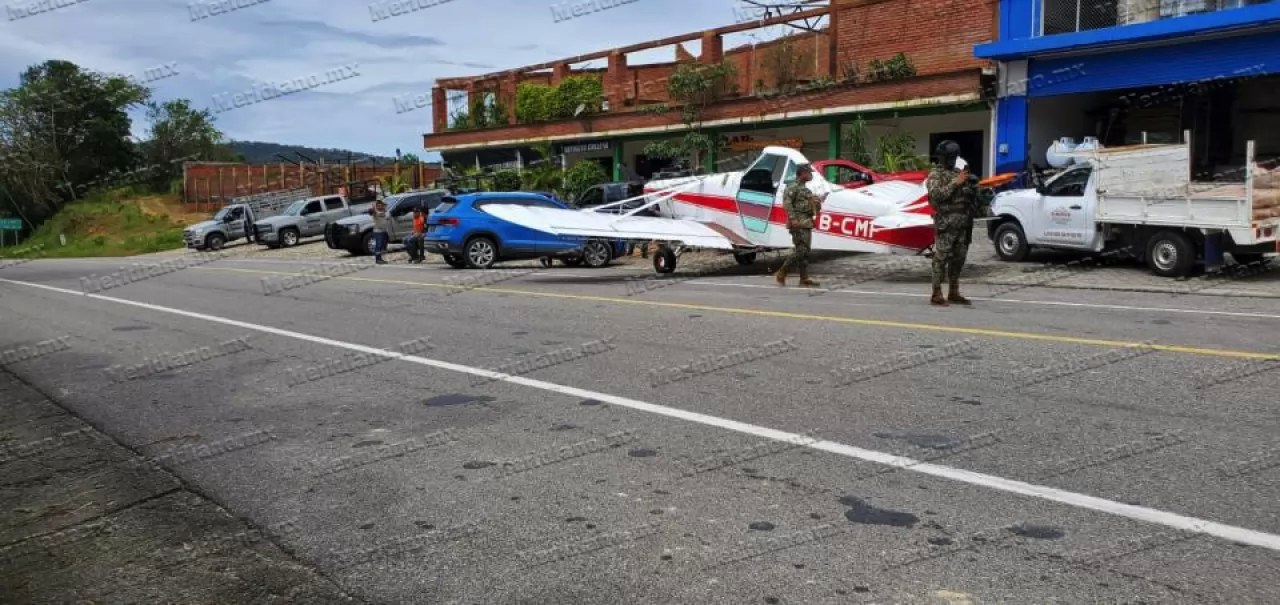 ¡avioneta aterrizó en la carretera 200!