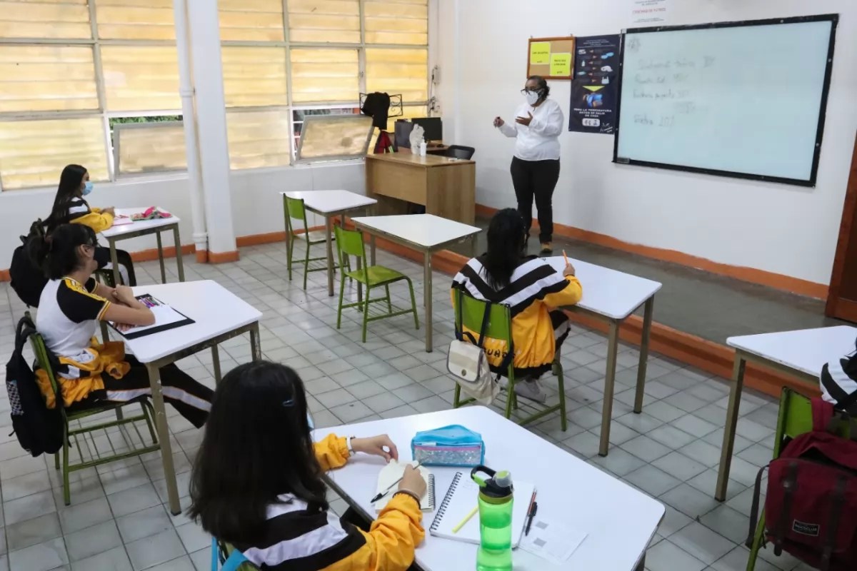 Primera semana de clases registra 113 casos covid en menores