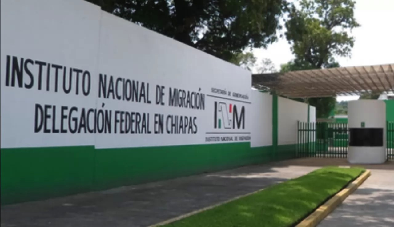 Suspenden a dos agentes federales de migración en México