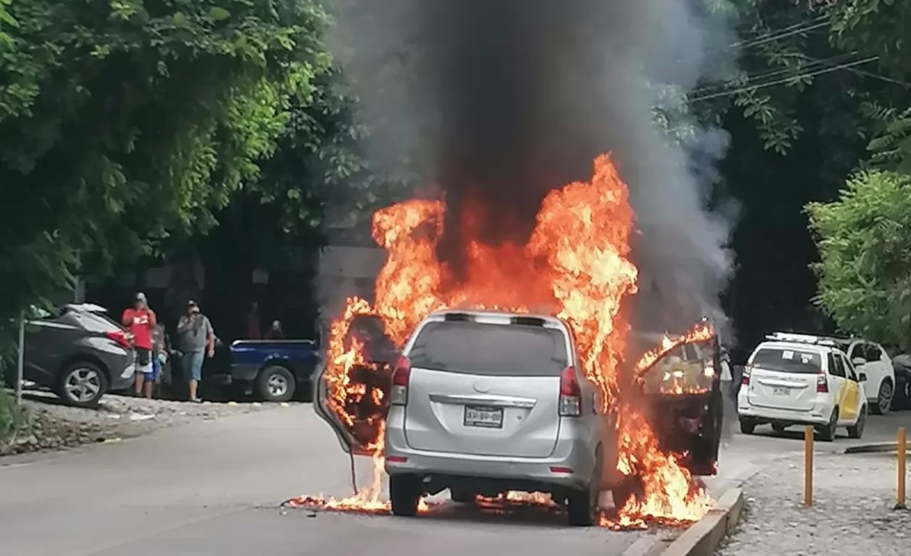¡se achicharró coche en la 200!