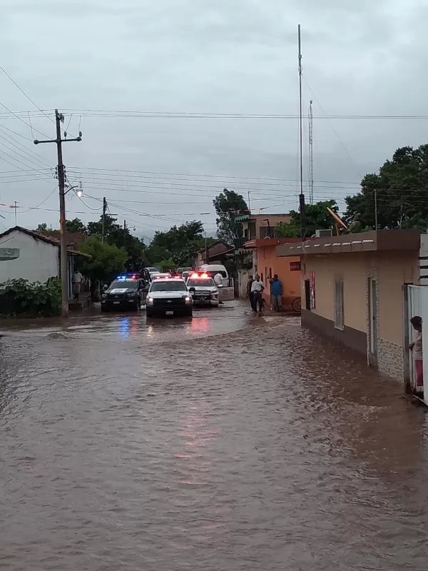 Inicia evacuación de familias en Tecuala ante crecimiento del río Acaponeta