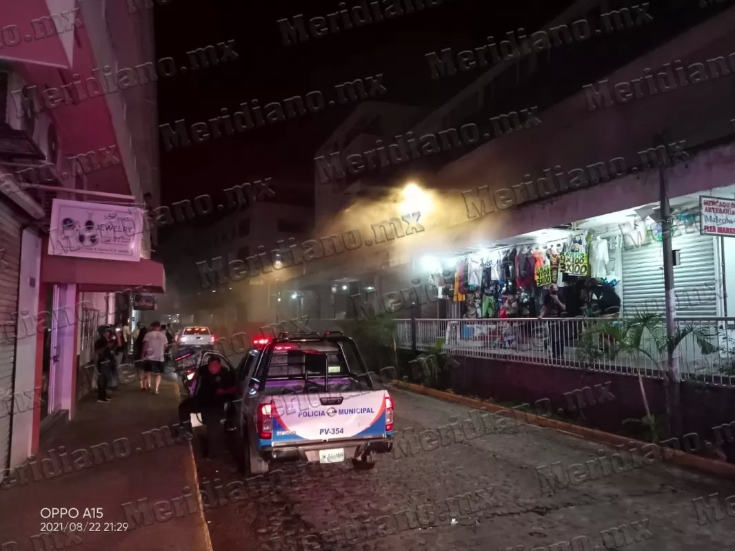 ¡se incendió local frente al mercado del río cuale!