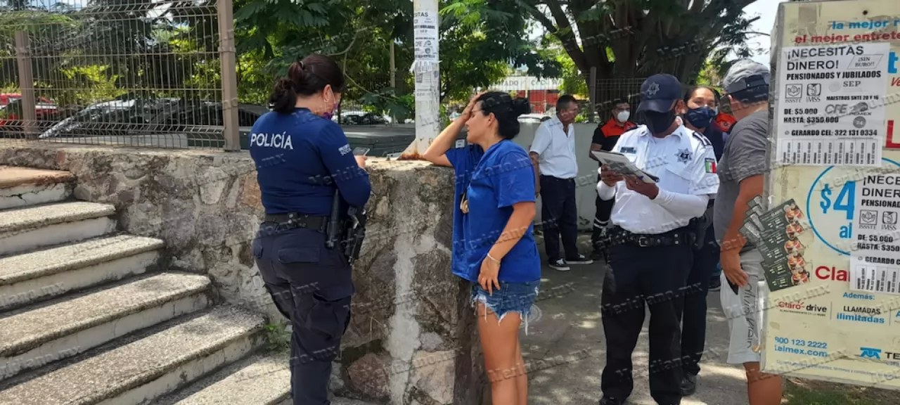 ¡motociclista se golpeó con la puerta de un taxi!