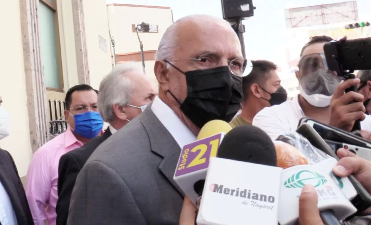 Sería una vergüenza que poderes no accedan a reducirse el sueldo: Navarro