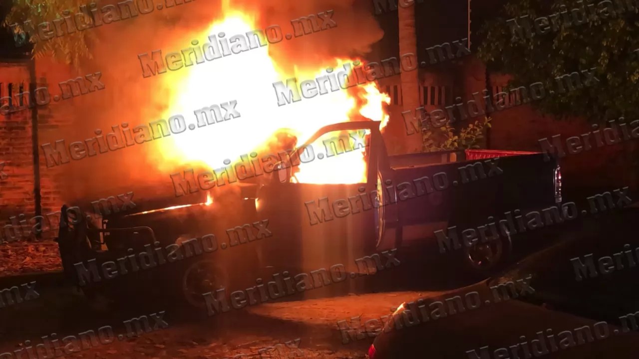 ¡se achicharró una camioneta!