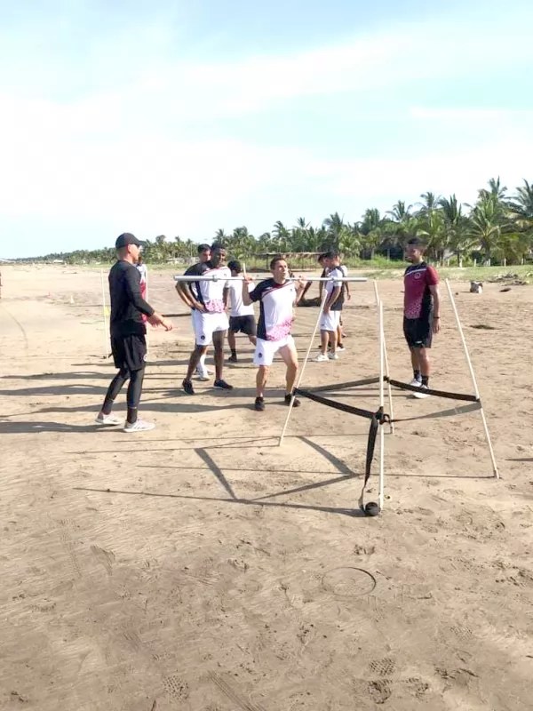 Los Coras se van a San Blas para entrenar en la playa