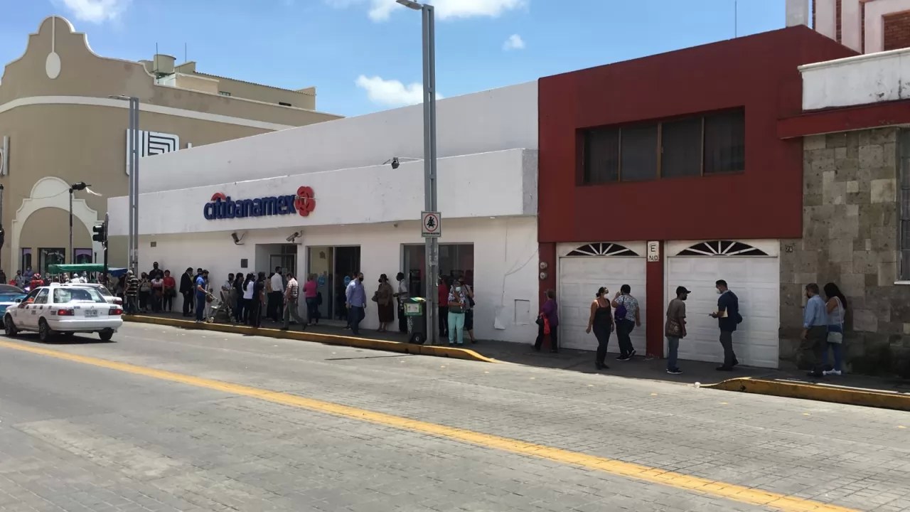 ¡Sin miedo al COVID!: Abarrotan sucursales bancarias en Tepic