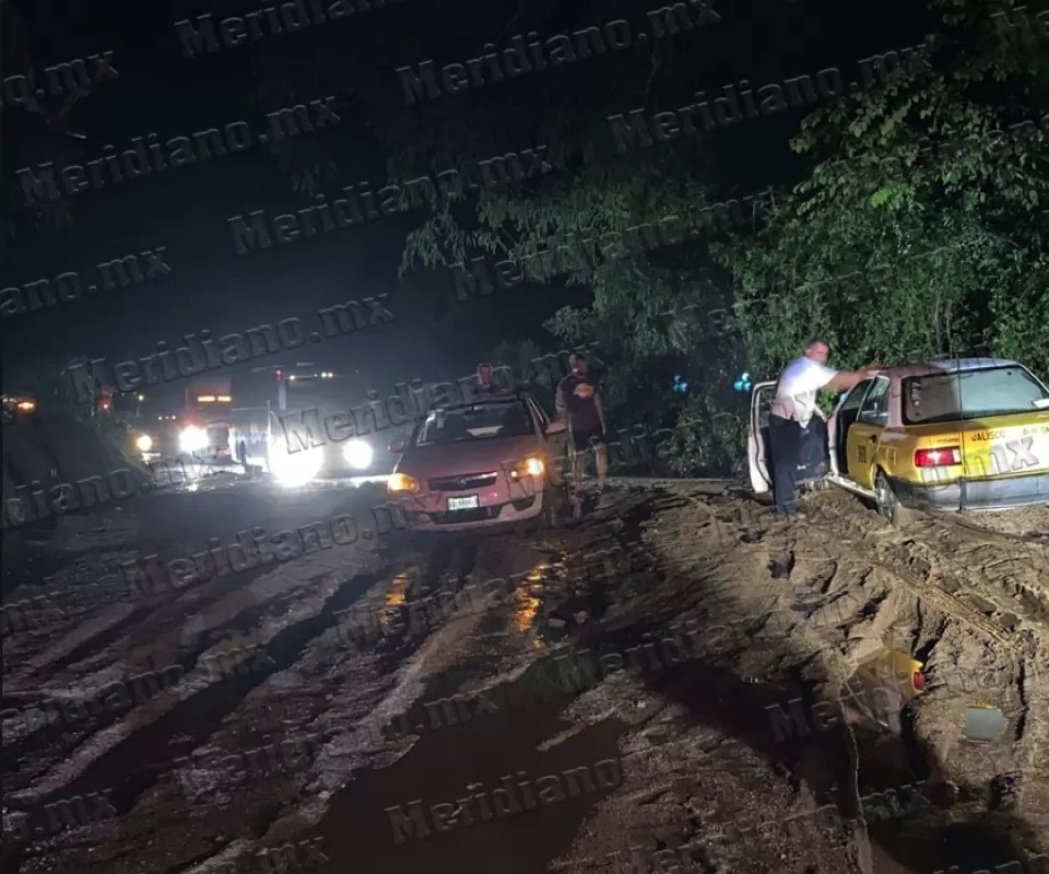 Derrumbe cierra carretera 200