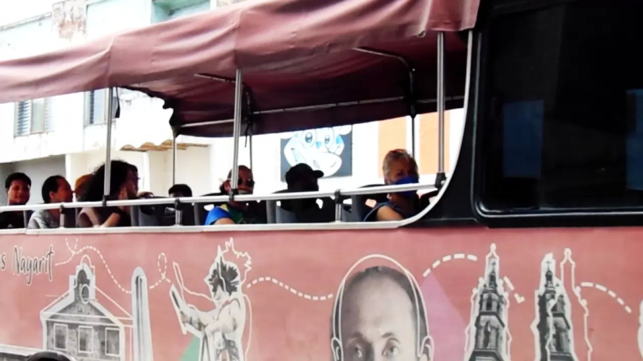 Pasean sin cubrebocas por Tepic en turibus privado