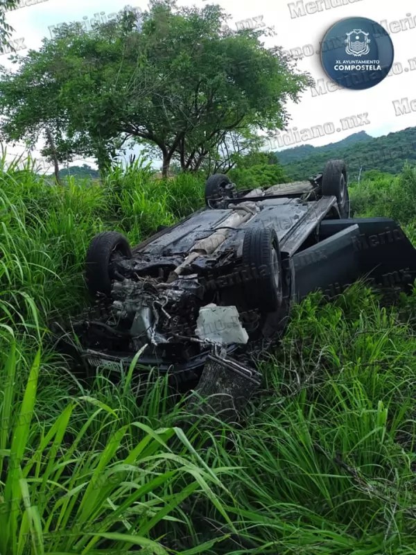 ¡se volcó auto en compostela!
