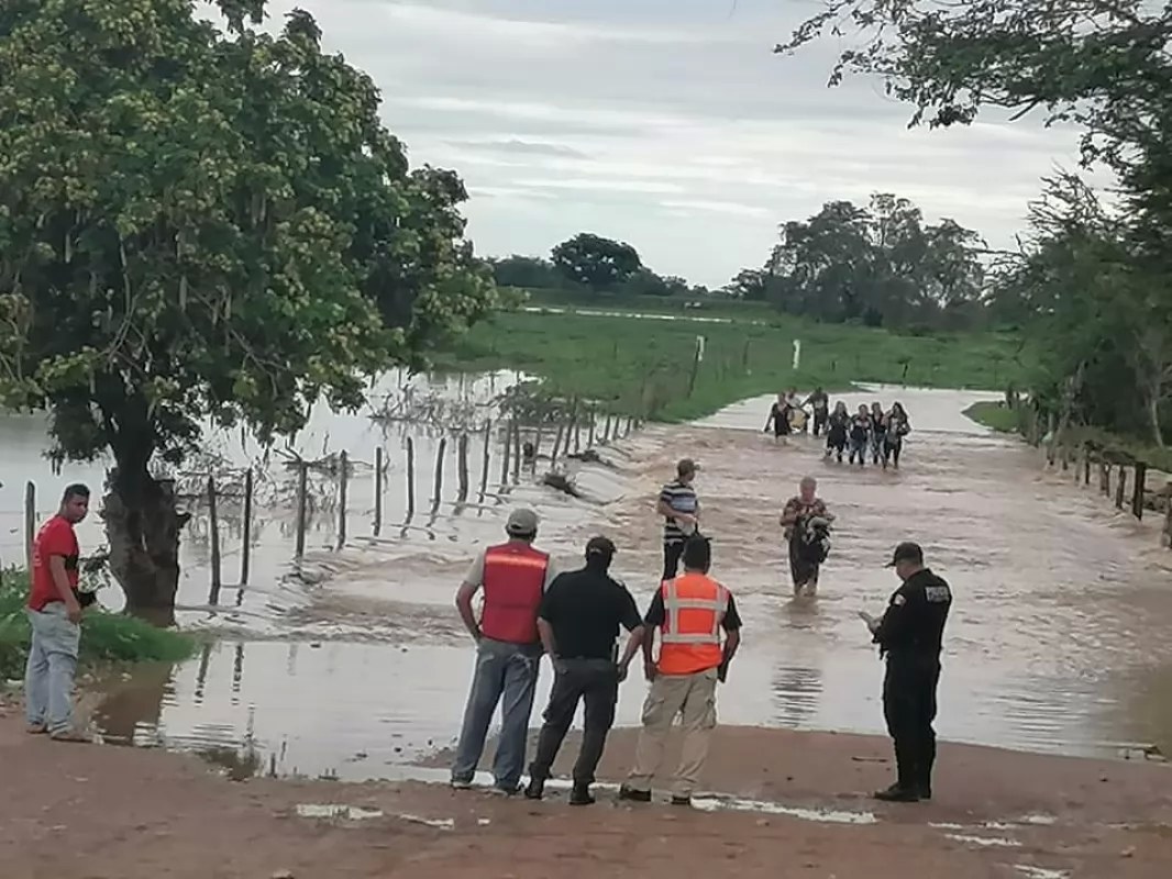 Prohíben paso vehicular por creciente de Río Acaponeta