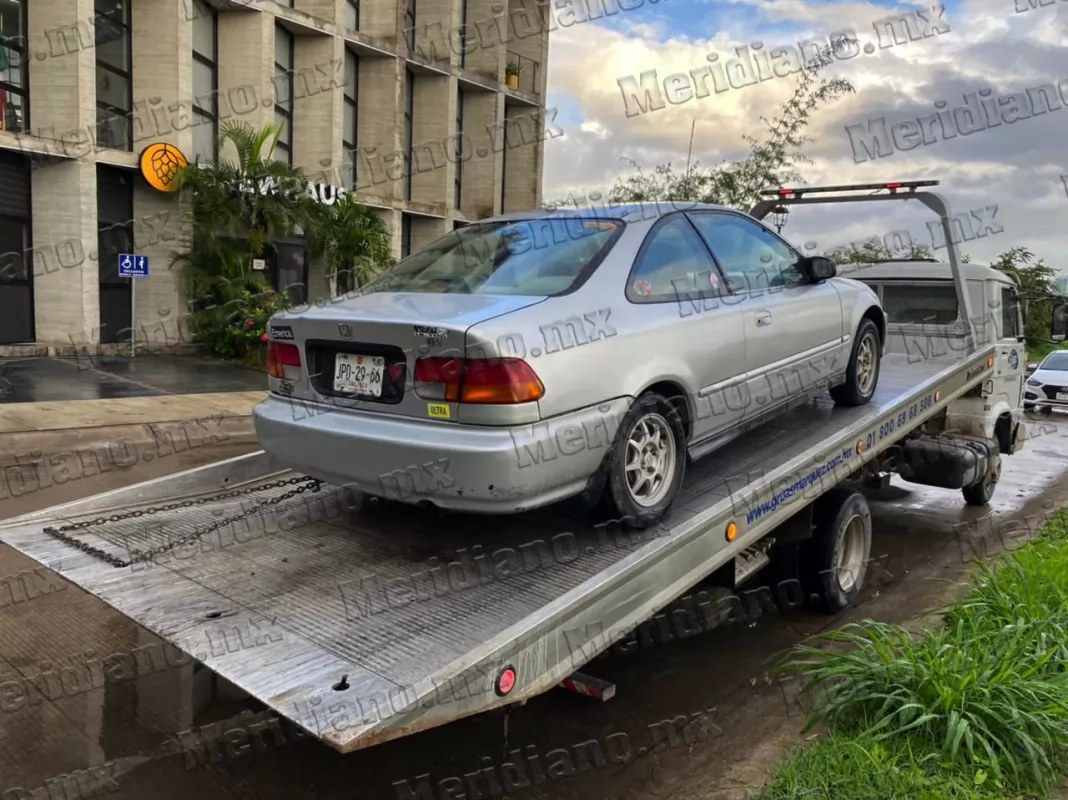 ¡dejan auto robado en fluvial vallarta!