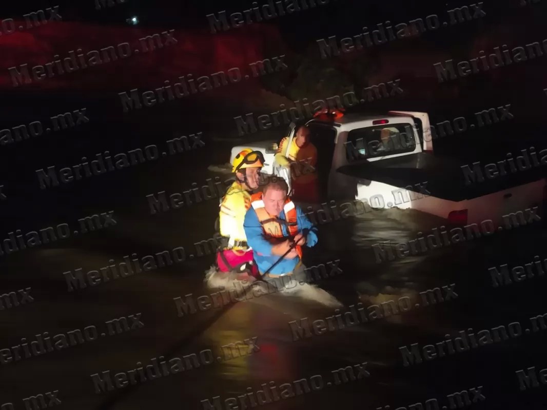 ¡rescataron a dos personas de morir ahogadas en talpa!
