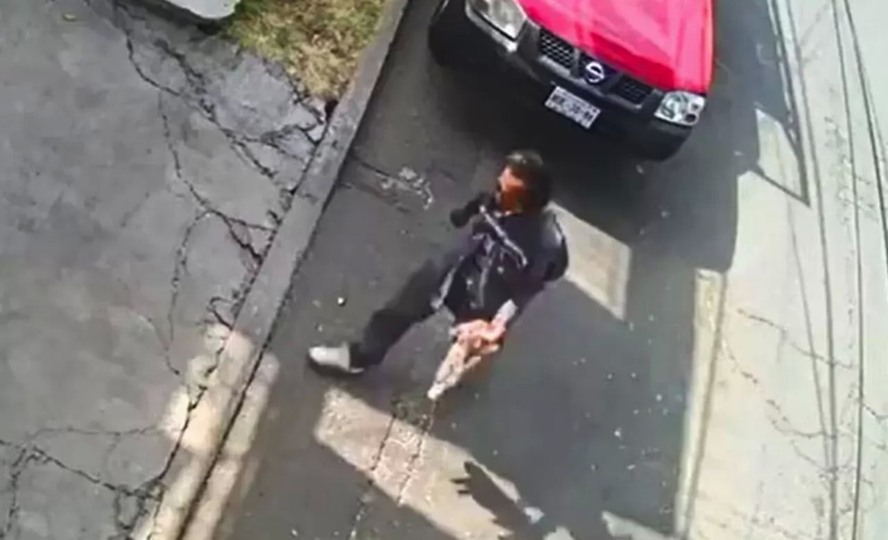 Hombre es captado comiéndose un gato vivo (VIDEO)