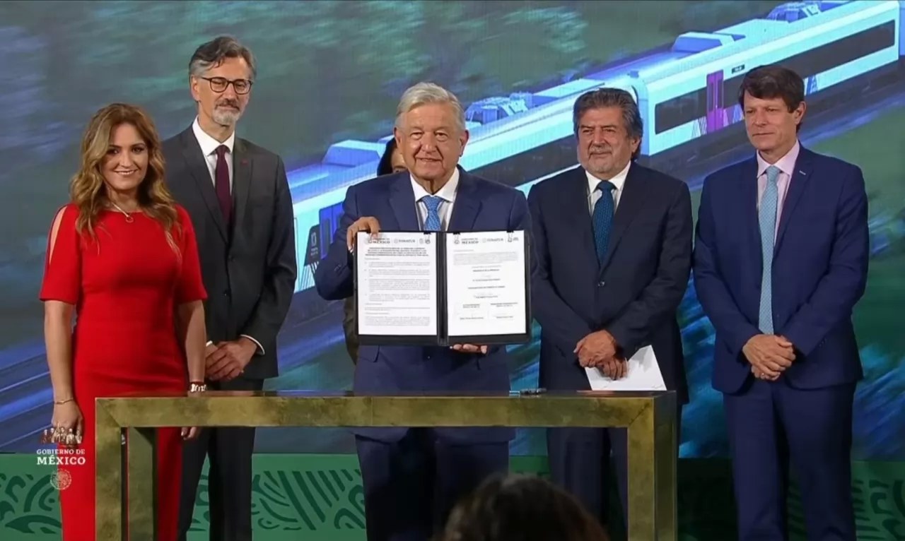 AMLO firma contrato para adquirir vagones del Tren Maya