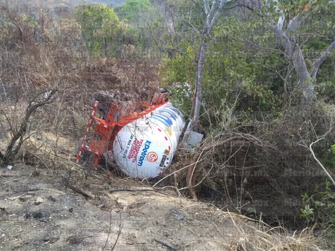 Vuelca pipa de transpote de combustible en la Compostela-Las Varas