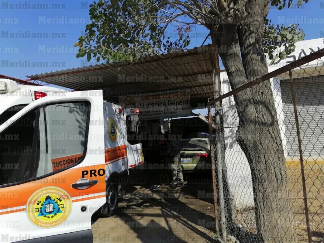 ¡mecánico aplastado con una transmision!