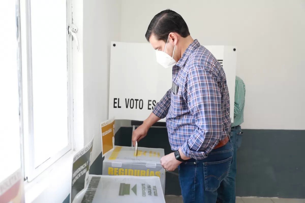 Gobernador Antonio Echevarría emite su voto en  casilla 712