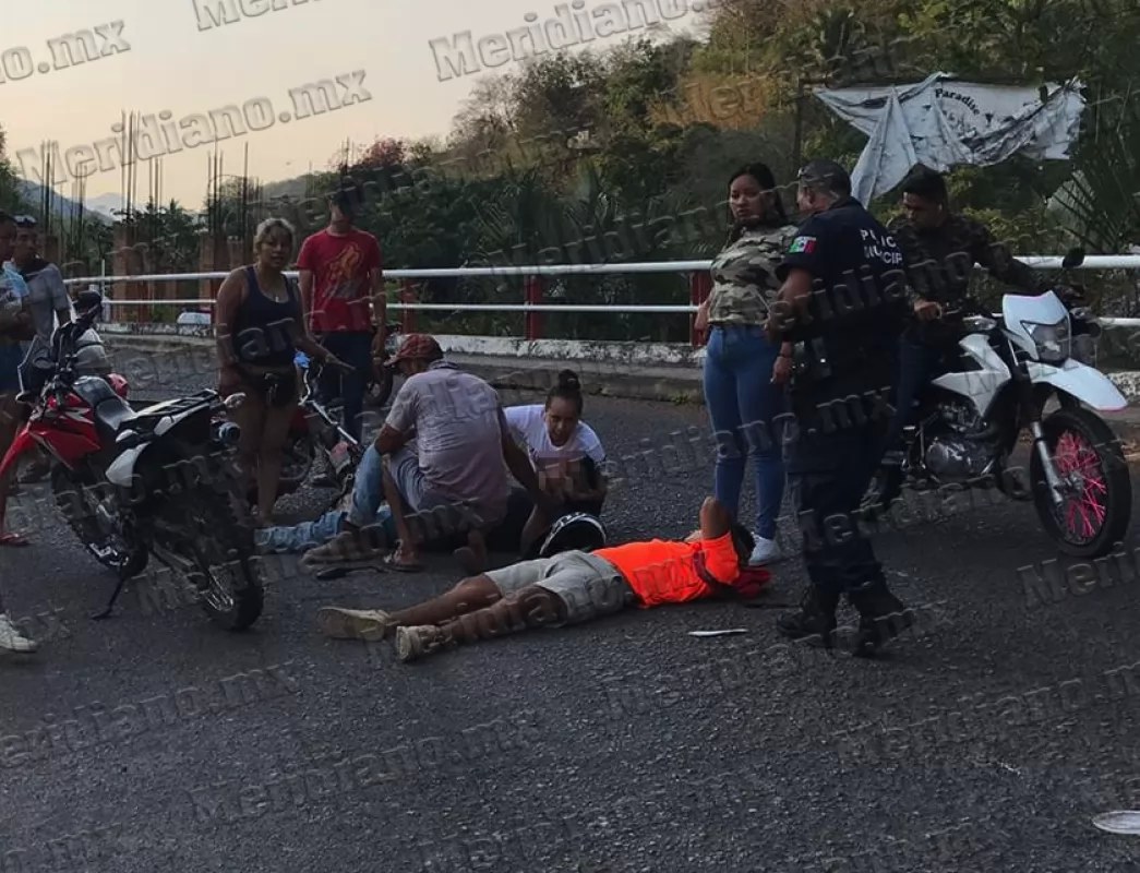 ¡motociclistas casi se matan!