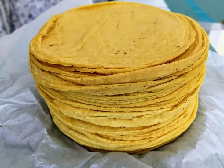 Denuncian aumento de precio de la tortilla por “acaparadores de maíz”