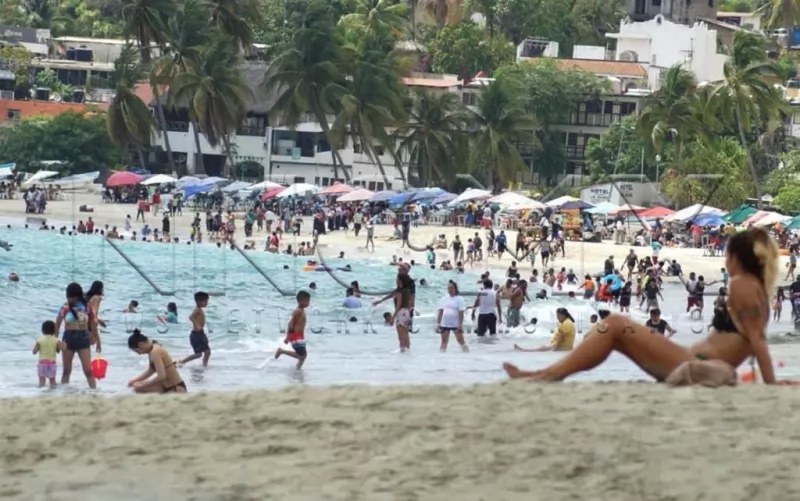 No intimida COVID-19  playas de Nayarit lucen abarrotadas de bañistas