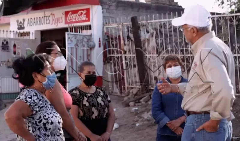 Miguel Ángel Navarro se compromete con madres solteras de la colonia Lomas de la Laguna 2ª Sección