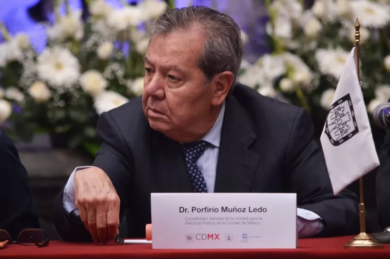 ¡Una pluri, por fas!, rogó Porfirio