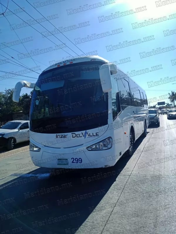 Camioneta le llegó por atrás a camión