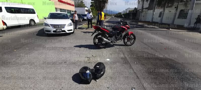 Motociclista intentó esquivar un tope y azotó en el fraccionamiento Arboledas