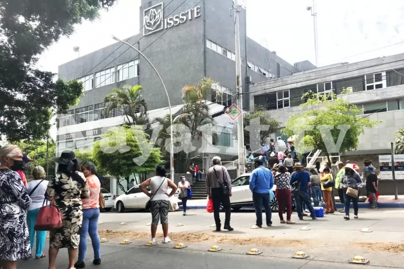 ISSSTE niega medicamentos con costos que van desde los mil hasta los 21 mil pesos: Manifestantes