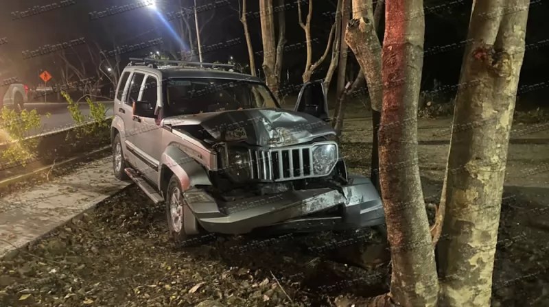 Destrozó Jeep en curva del puente del Quevedeño