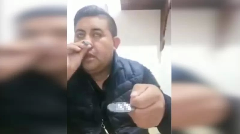 VIDEO: Cesan a jefe de policía tras ser exhibido inhalando polvo blanco