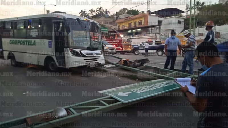 Camión de pasajero tumba semáforo en el bulevar Riviera Nayarit