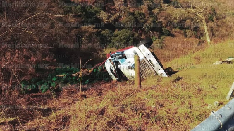 Vuelca otro tráiler en la Tepic-Mazatlán