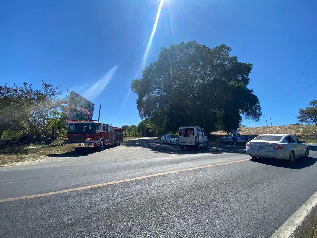 Atiende Bomberos de Nayarit hecho de tránsito en la carretera Federal 200
