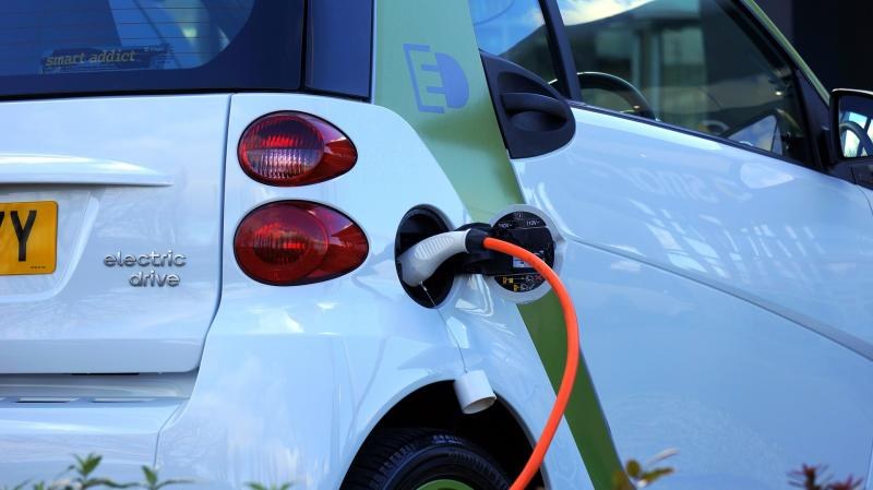 Proponen que sector público solo pueda comprar o rentar coches eléctricos