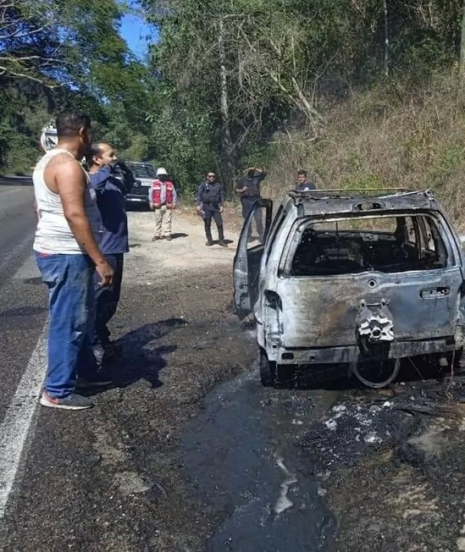 Se achicharró una “jeepeta” en la carretera federal 200