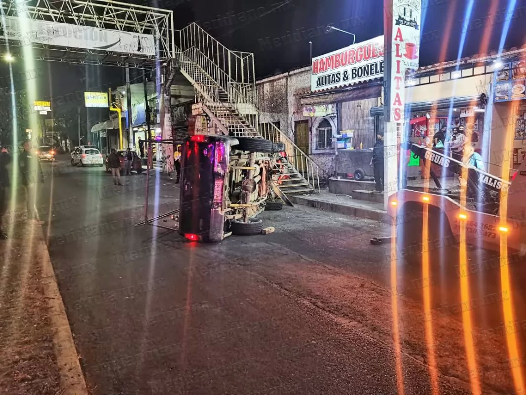 VIDEO: Aparatosa volcadura deja a familia atrapada en Xalisco