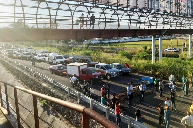 Vecinos de Valle Real cortan circulación del Libramiento de Tepic