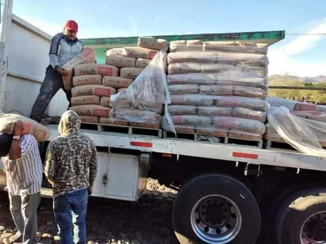 Fugio Ortiz y Myleiby Estrada llevan programas sociales a Amatlán de Cañas
