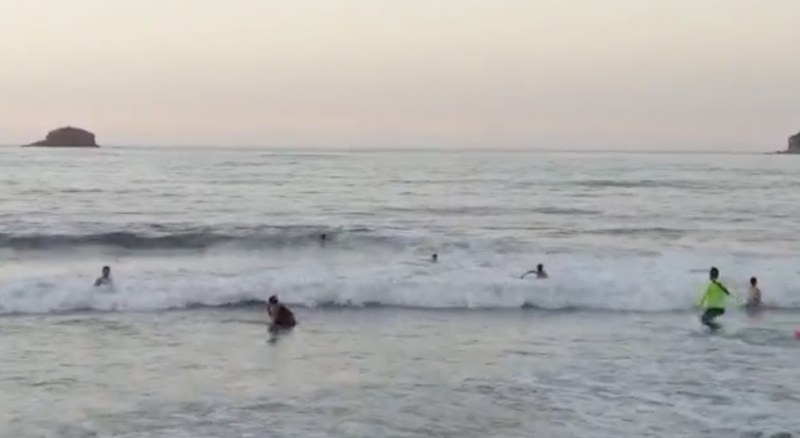 Rescatan salvavidas a dos menores de edad del mar en Guayabitos