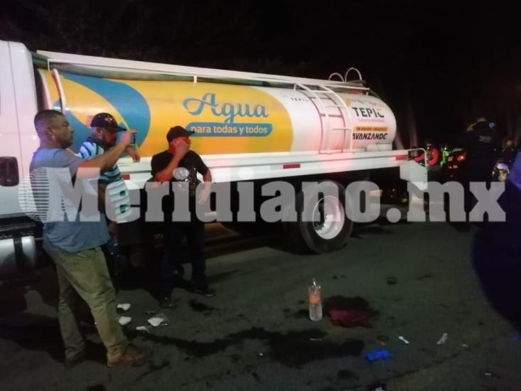 Cruzó calle corriendo  y fue atropellado por una pipa