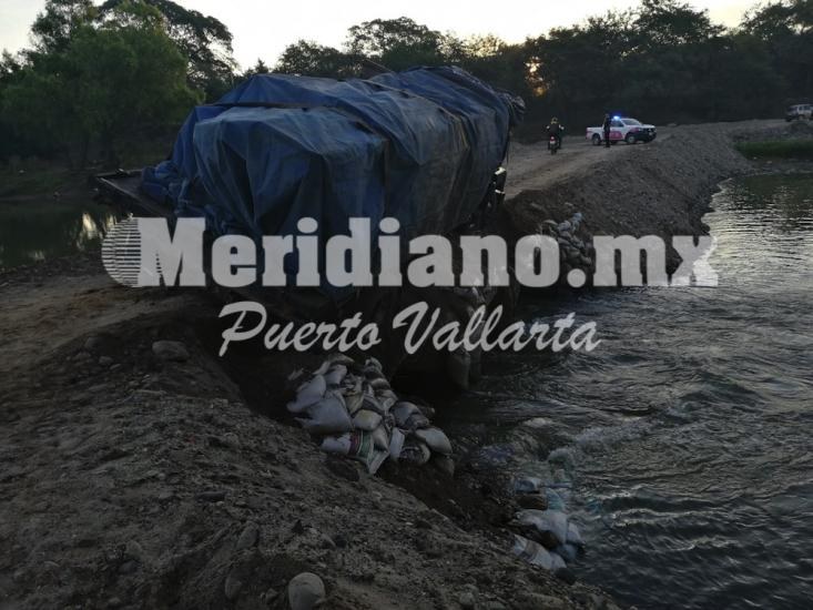 En el primer “paso del guayabo”… ¡por poco vuelca torton cargado!