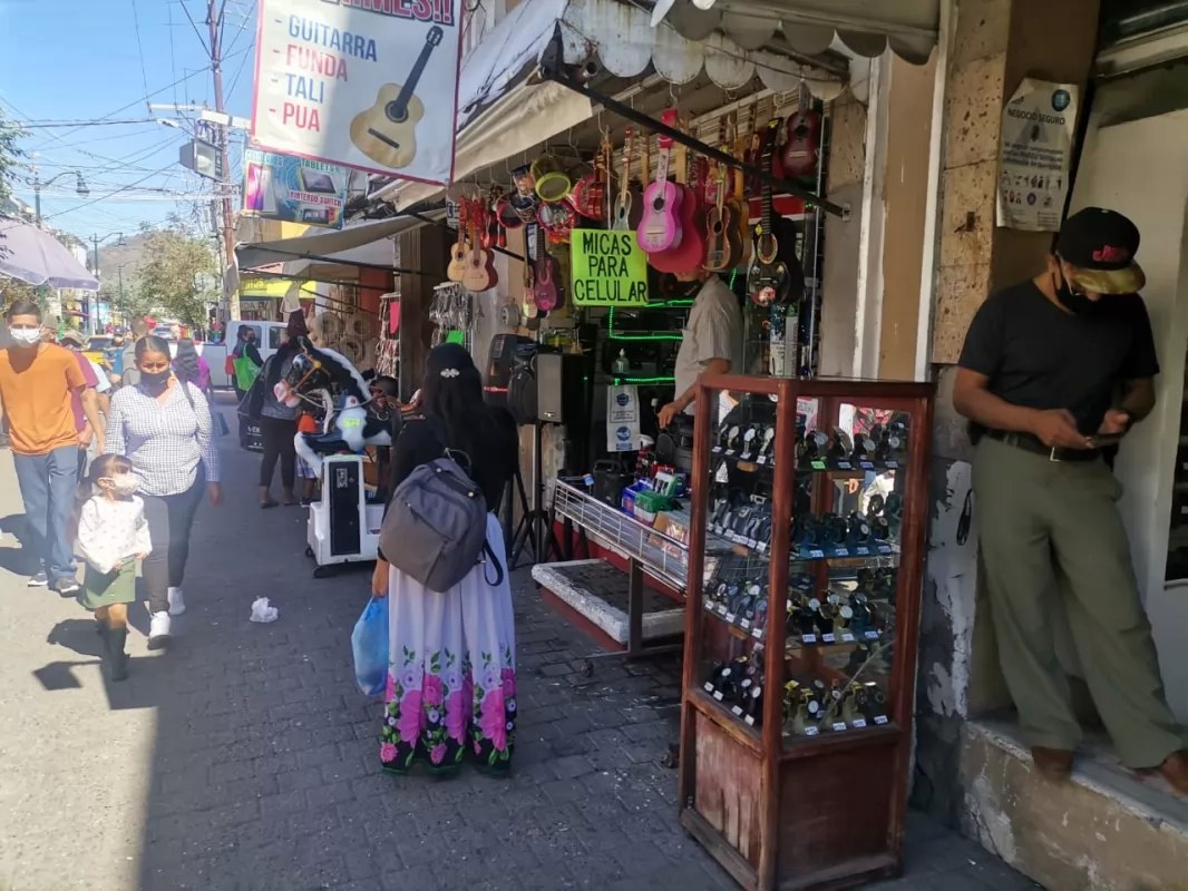 Ventas no levantan, la gente nomas ve: Comerciantes de Tepic